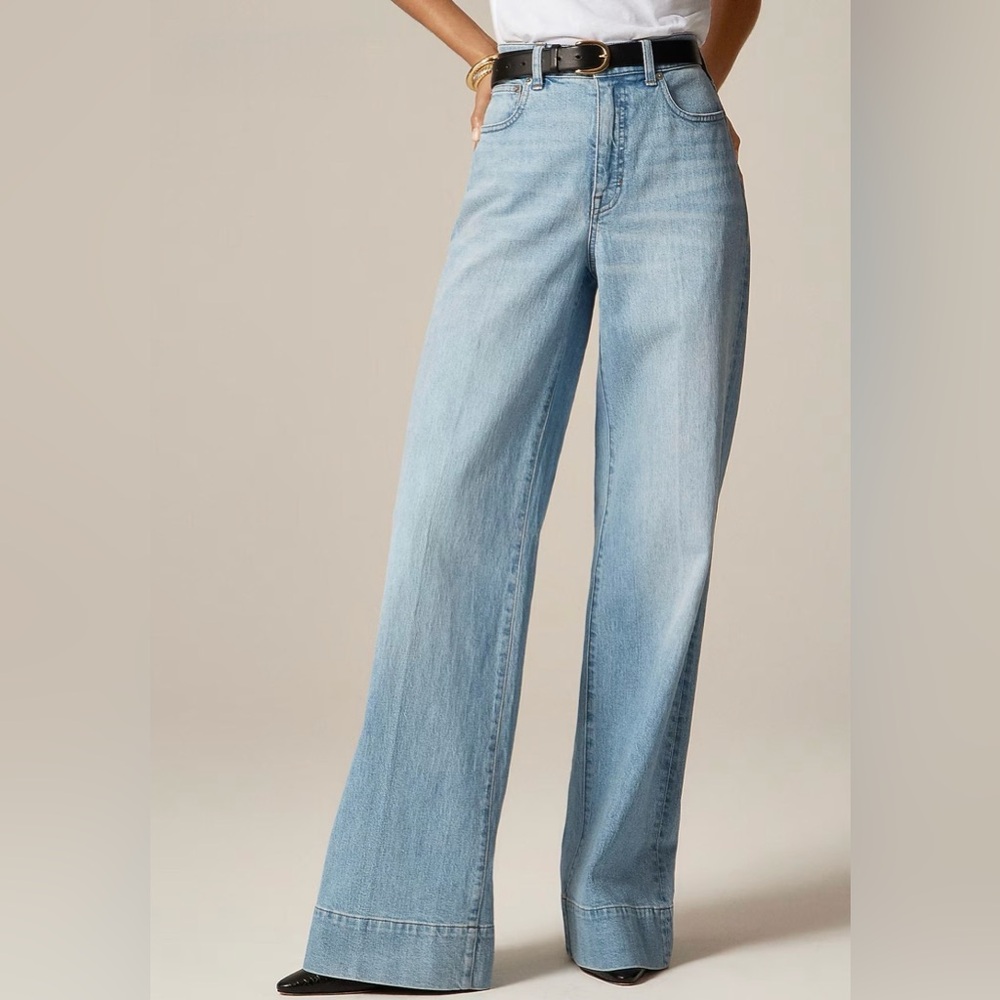 Light Wash Wide-Leg Women’s Jeans